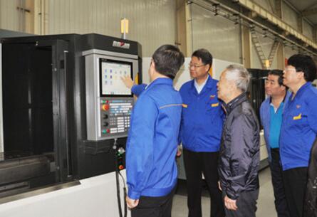 原機械工業部副部長賈成炳一行前往寶雞機床參觀 原機械工業部副部長賈成炳一行前往寶雞機床參觀