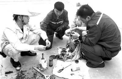 圖為該車間技術人員正在修復閥門 圖為該車間技術人員正在修復閥門