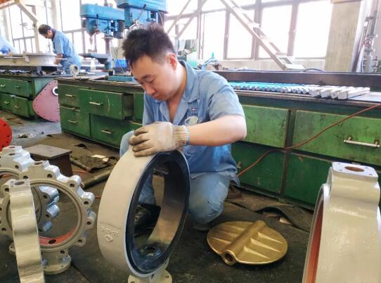 戰酷暑 高溫下的守候 ——致敬高溫下最美的大閥人 戰酷暑 高溫下的守候 ——致敬高溫下最美的大閥人
