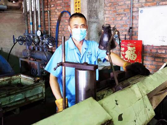 戰酷暑 高溫下的守候 ——致敬高溫下最美的大閥人 戰酷暑 高溫下的守候 ——致敬高溫下最美的大閥人