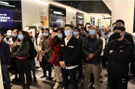 考察團參觀多功能展廳 考察團參觀多功能展廳