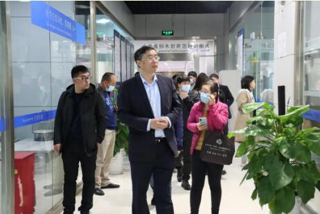 考察團參觀化學分析實驗室 考察團參觀化學分析實驗室