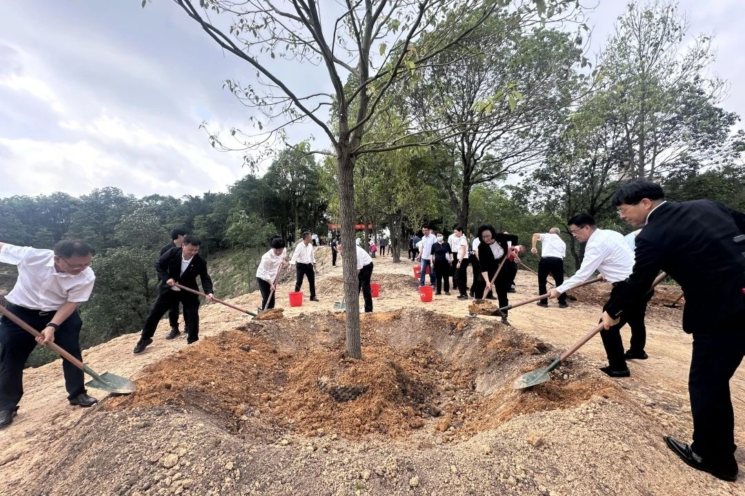 昕恒泵業兩代企業家應邀參加廣州民企“同心林”植樹活動 昕恒泵業兩代企業家應邀參加廣州民企“同心林”植樹活動
