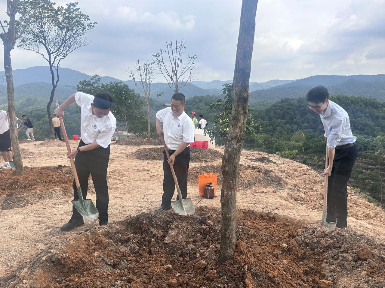 昕恒泵業兩代企業家應邀參加廣州民企“同心林”植樹活動 昕恒泵業兩代企業家應邀參加廣州民企“同心林”植樹活動
