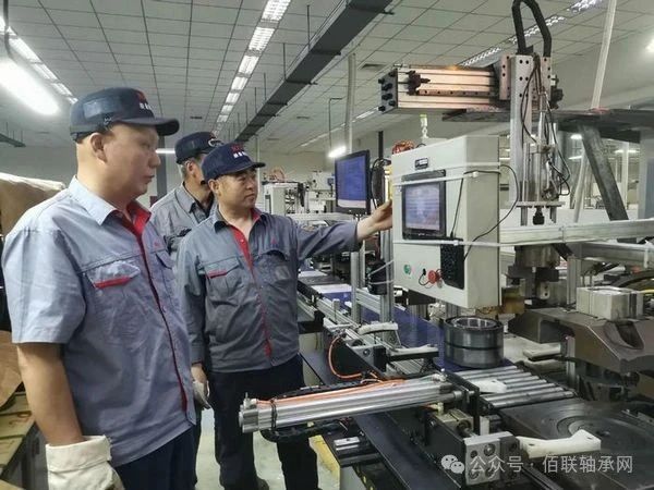 西北軸承裝備制造公司自主研制“抓取內組件機械手裝置” 西北軸承裝備制造公司自主研制“抓取內組件機械手裝置”