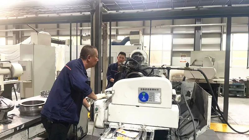 西北軸承中大型車間7小時攻堅,連夜完成8套軸承改制交付任務 西北軸承中大型車間7小時攻堅,連夜完成8套軸承改制交付任務